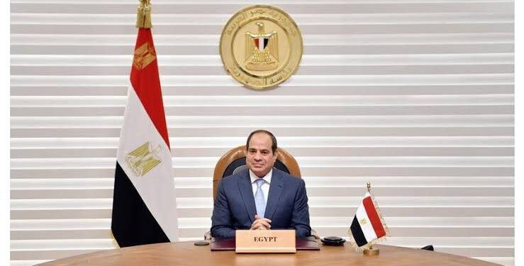 القاهرة الإخبارية: السيسي يتابع لحظيا عمل خلية الأزمة المعنية بإجلاء المصريين من السودان