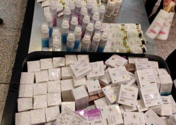 مستحضرات تجميل بخامات مجهولة المصدر