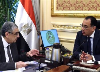 رئيس الوزراء يتابع جهود جذب الاستثمارات لقطاع الطاقة وتوفير التغذية الكهربائية للمشروعات