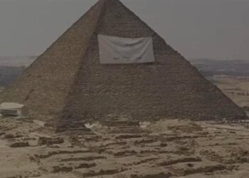 حقيقة لافتة إعلان الخطوبة على الأهرامات.. الآثار توضح
