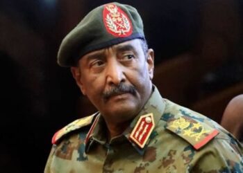 البرهان يعفي مدير عام الشرطة السوداني من منصبه