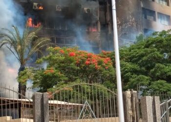 حريق في مبنى من 7 طوابق بـ15مايو والدفع بـ14 سيارة إطفاء “صور”
