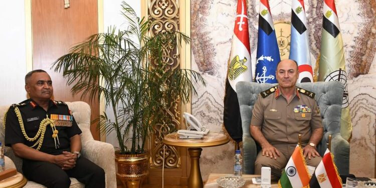 رئيس الأركان يلتقى قائد الجيش الهندي لدعم التعاون العسكري