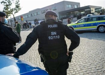 إصابة 52 شخصًا فى حادث تصادم بين حافلة وشاحنة بألمانيا