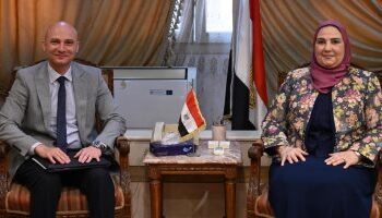 وزيرة التضامن تلتقى مدير الهلال الأحمر لبحث الخدمات اللازمة للقادمين من السودان