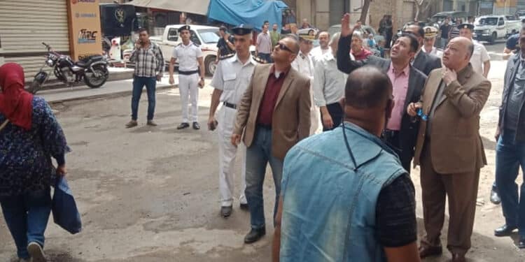 محافظ القاهرة يشرف على رفع لوحة إعلانية في الشرابية