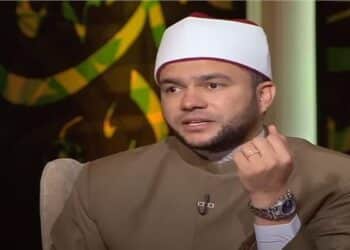 هل يجوز إعطاء العيدية للأب والأم والأغنياء؟.. أستاذ بجامعة الأزهر يجيب