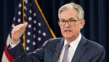 رئيس الاحتياطى الفيدرالى الأمريكى: لا نتوقع خفض أسعار الفائدة قريبا