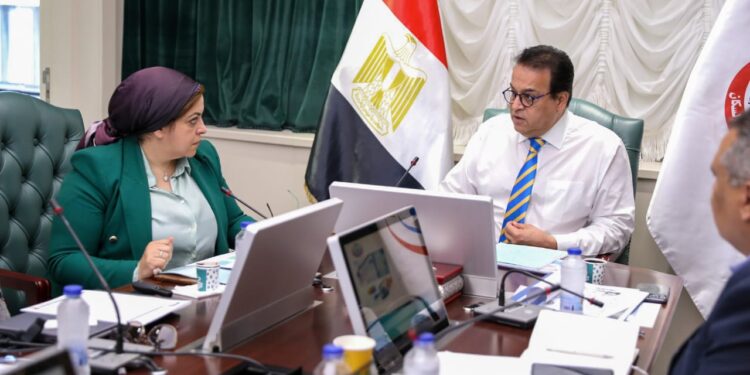 وزير الصحة يعقد اجتماعا مع رئيس المراكز الطبية المتخصصة ومدير خدمات نقل الدم