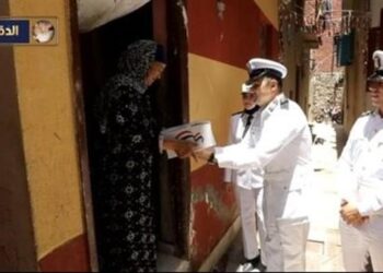 “الداخلية” تواصل توزيع المواد الغذائية بالمجان على محدودي الدخل