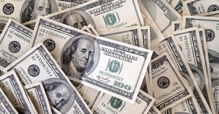 خسر 4 جنيهات| تصريحات السيسي تسقط عرش السوق السوداء لعملة الدولار 