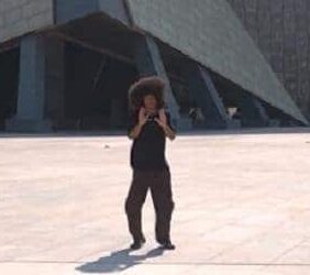 البلوجر نويل روبرتسون للمتحف المصرى