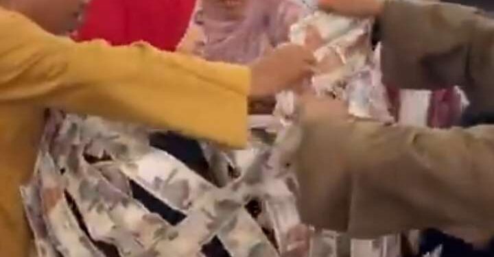فتاة "روب الفلوس"