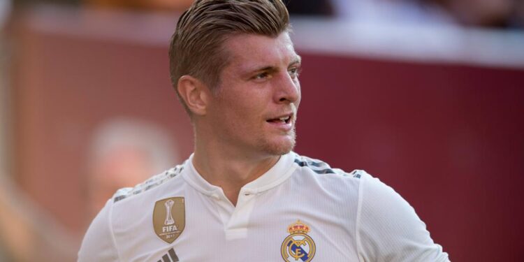ريال مدريد يعلن تمديد عقد لاعبه الألماني توني كروس حتى 2024
