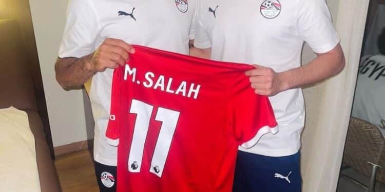محمد صلاح يهدي قميصه لبوبو صانع ألعاب فويتشر