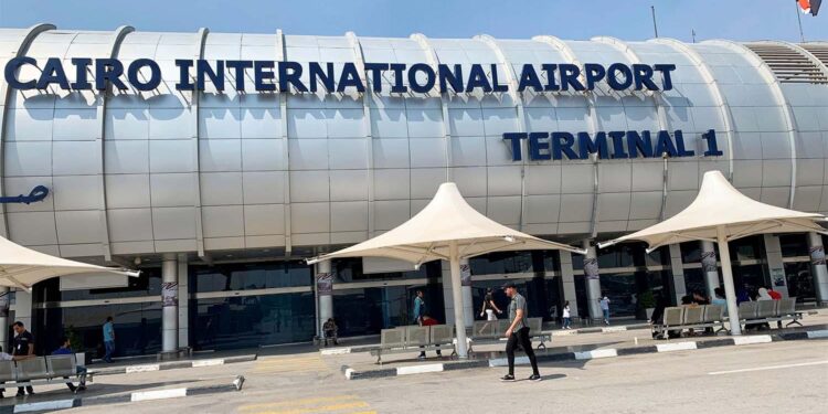جمارك مطار القاهرة تضبط 3 ركاب بحوزتهم مخدرات وتهريب أسلحة بيضاء