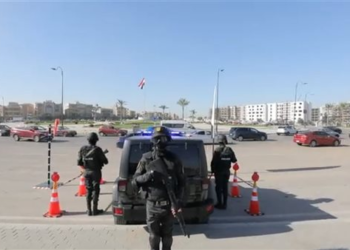 ضبط المتهم بالقاء “كسر زجاج” بأحد شواطىء البحر الاحمر