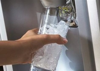 احذر.. شرب الماء البارد في الطقس الحار قد يؤدي إلى الوفاة