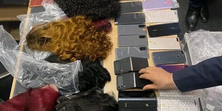 إحباط تهريب هواتف محمولة وشعر مستعار بمطار القاهرة