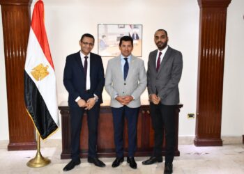 نقيب الصحفيين يلتقي وزير الشباب والرياضة لإنهاء مشكلات النادي النهري