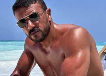 “على البحر”.. أحمد العوضي في ظهور جديد خلال إجازته الصيفية