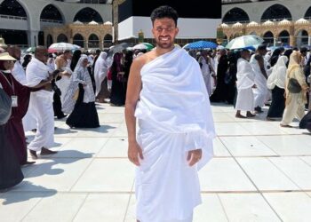أمام الكعبة.. محمود تريزيجيه ينشر صورته أثناء أداء مناسك العمرة