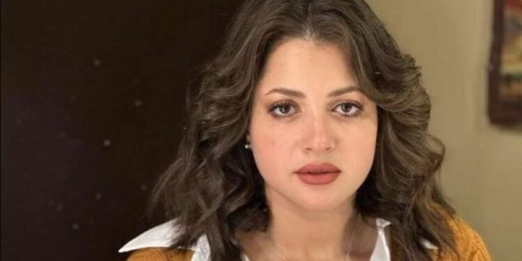 منى فاروق تتراجع عن اعتزالها وتوجه رسالة مؤثرة: “مش عارفة أدفع إيجار بيتي”