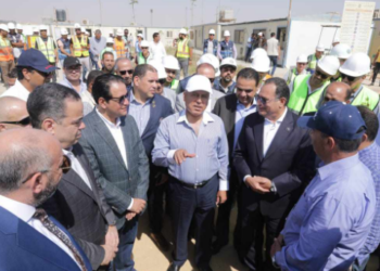 وزير النقل يرافق وفد برلماني في جولة تفقدية بمشروع مونوريل غرب النيل