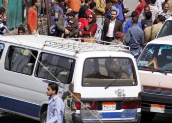سائق ميكروباص يجبر المواطنين على دفع تعريفة ركوب زيادة بحلوان.. ماذا حدث معه؟