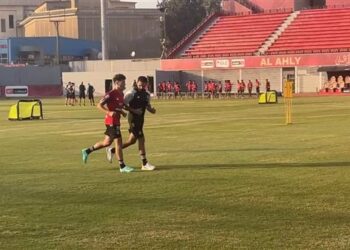 إمام عاشور يظهر للمرة الأولى في تدريبات الأهلي الجماعية