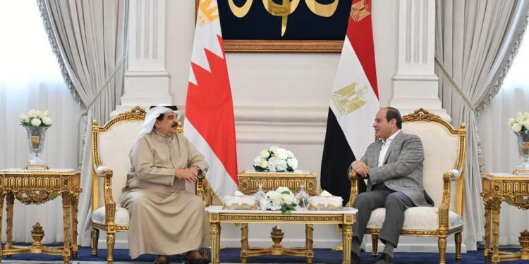 السيسي يستقبل ملك البحرين ويؤكدان تعزيز آليات العمل العربي المشترك