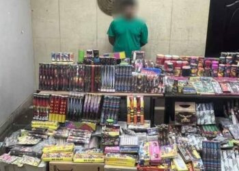 ضبط شخص يتاجر في الألعاب النارية بمنشأة ناصر