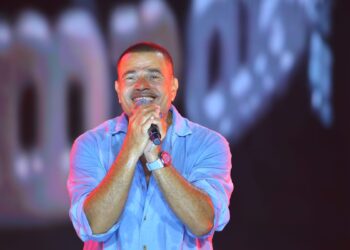 عمرو دياب يشعل الأجواء في الساحل الشمالي بحفل غنائي مميز