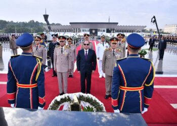الرئيس السيسي يضع إكليل من الزهور على النصب التذكاري للجندي المجهول