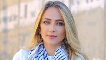 اعتقال الفنانة الفلسطينية دلال أبو آمنة على يد قوات الاحتلال الإسرائيلي