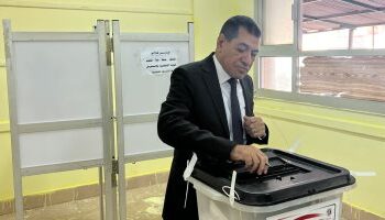 رئيس محكمة استئناف القاهرة يدلي بصوته في الانتخابات الرئاسية بالتجمع