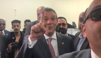 المرشح الرئاسي حازم عمر يدلي بصوته في انتخابات الرئاسة بالقاهرة الجديدة