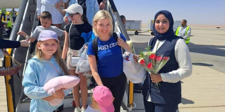 الأفواج السياحية تتدفق على المطارات المصرية بالتزامن مع احتفالات رأس السنة