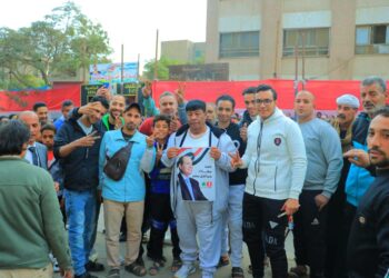 حاملًا صورة السيسي.. عبد الباسط حمودة يدلي بصوته في الانتخابات الرئاسية 2024