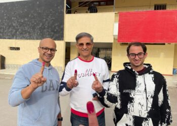 مصطفى يونس يدلي بصوته في الانتخابات الرئاسية برفقة أبنائه