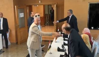 وائل جمعة يدلي بصوته بانتخابات الرئاسة في سفارة مصر بالدوحة