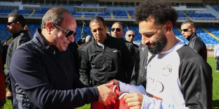 محمد صلاح يهدي الرئيس السيسي قميص منتخب مصر قبل كان 2024