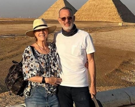 النجم الأمريكي توم هانكس يزور الأهرامات برفقة زوجته