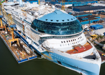 أكبر سفينة سياحية في العالم تبدأ أولى رحلاتها من ميناء ميامي