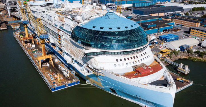 أكبر سفينة سياحية في العالم تبدأ أولى رحلاتها من ميناء ميامي