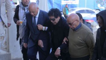 انهيار محمد منير فور وصول مسجد الحصري لصلاة الجنازة على شقيقته