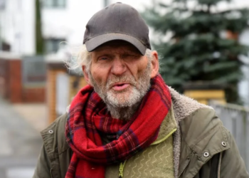 مليونير ألماني يمتلك عقارات بملايين الدولارات ويعيش على طعام القمامة