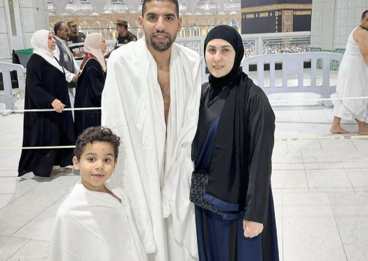 مؤمن زكريا يؤدي مناسك العمرة برفقة زوجته وابنه بعد حضوره نهائي الكأس