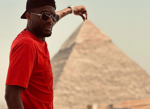 أنتونى موديست خلال زيارة للأهرامات: مصر الحضارة والتاريخ