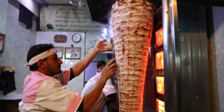 رئيس لجنة سلامة الغذاء: سيخ الشاورما في الصيف قد يتسبب في إصابات بالتسمم